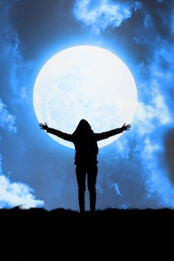 Gece gökyüzünü izlerken kız