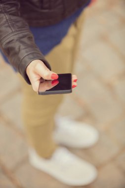 el ile kırmızı manikür mesaj smartphone açık, yakın çekim yazarak  