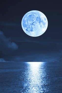 Gece veya akşam dağ ay görünümünden