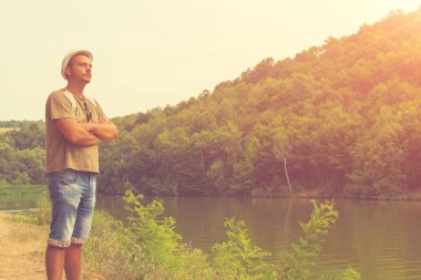 Doğada manzarayı adam