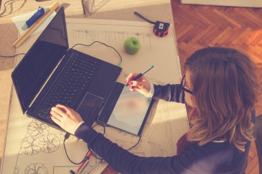 Ofiste çalışan genç bir kadın.