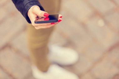 el ile kırmızı manikür mesaj smartphone açık, yakın çekim yazarak  