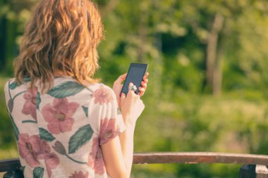 Akıllı Park dururken yazarak kadın