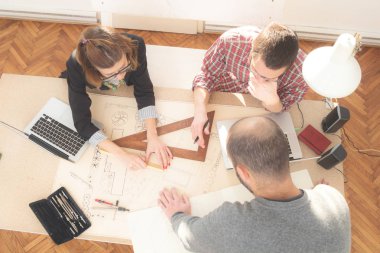 Genç grup insan iş planları birlikte toplantı tartışıyor