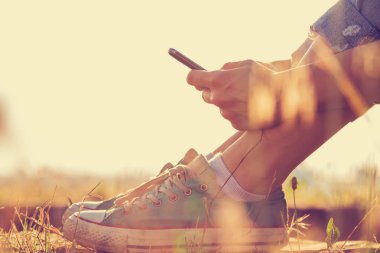 Smartphone açık, en iyi görünümü'yazarak kadın 