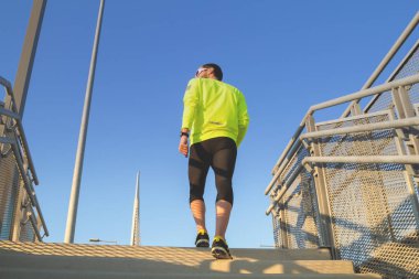 Genç adam koşu kadeh 