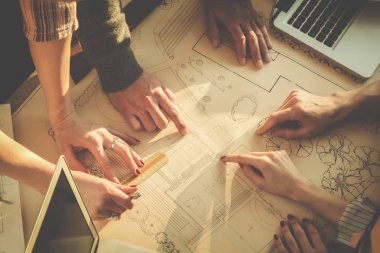 Genç grup insan iş planları birlikte toplantı tartışıyor