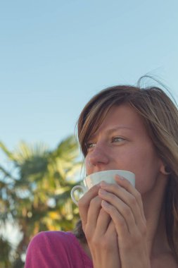 Sabah çay veya kahve içme kadın