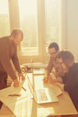 Genç grup insan iş planları birlikte toplantı tartışıyor