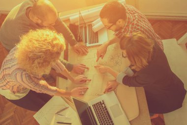 Genç grup insan iş planları birlikte toplantı tartışıyor