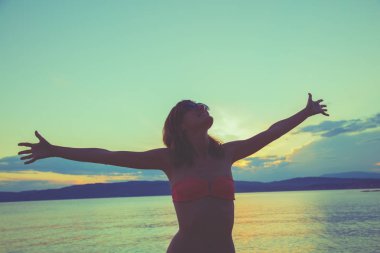 Genç kadının okyanus ile yaz / deniz manzaralı.