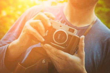 Retro bir kamera tutan adam