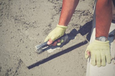 Beton kaldırım güneşli gün tesviye inşaat işçisi 