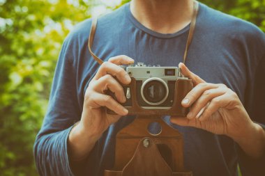 Retro bir kamera tutan adam