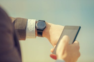 Erkek elle tutarak smartphone, yakın çekim izle  