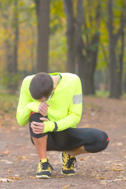 Genç adam koşu kadeh 