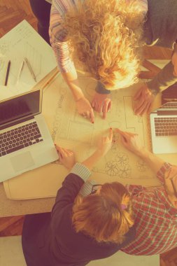 Genç grup insan iş planları birlikte toplantı tartışıyor