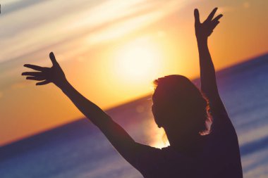 Güzel gün batımı kumsalda genç kadının