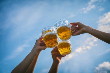Arkadaşlar açık havada bira ile zevk