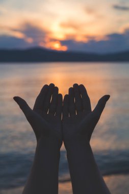 Deniz/okyanus zevk. Alan eller üzerine sığ derinliği