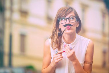 Dekoratif bıyık Sokağı'nda ekşitmeden süre tutarak gözlük komik çekici kadın 