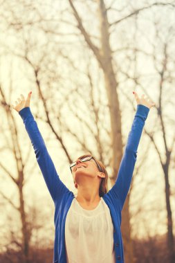 mutlu kadın kolları olan dururken gülüyor gözlük ormanda güneş doğarken uzanmış.