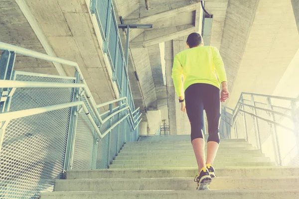 Genç adam koşu kadeh 