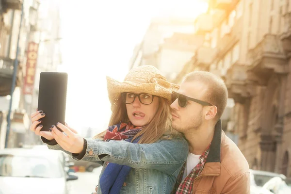 üzerinde sokak arka plan bulanık selfie dururken tablet pc ile alarak aşık çift  