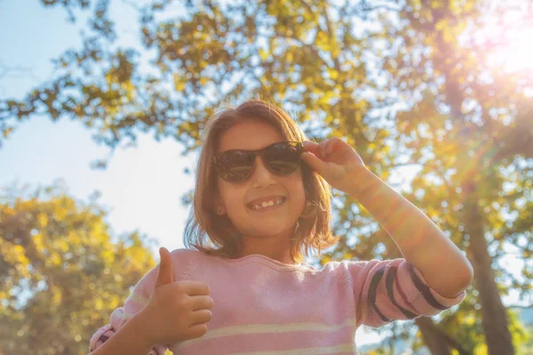 Kleines Mädchen Mit Sonnenbrille Und Daumen Hoch Wald Bei Sonnigem — Stockfoto