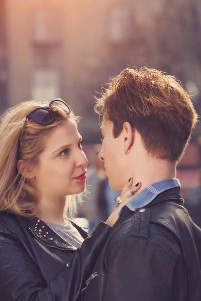 Genç kadın seyir ve Sokağı'nda öpüşme