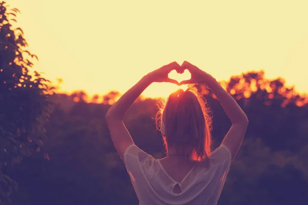 Zadní Pohled Ženu Rukou Ukazující Znamení Srdce Při Západu Slunce — Stock fotografie