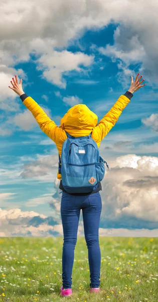 Doğanın keyfini ve ücretsiz duygu genç kadın.