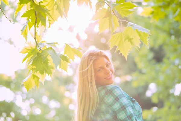 Parkta poz veren güzel bir kız.