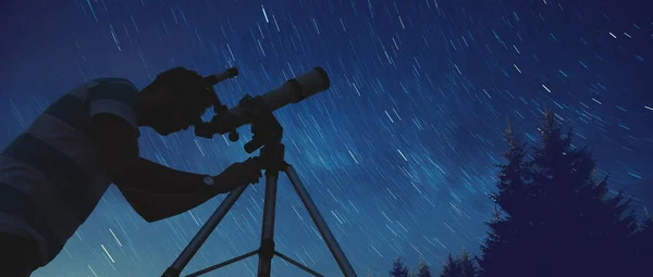 Jovem Usando Telescópio Noite — Fotografia de Stock