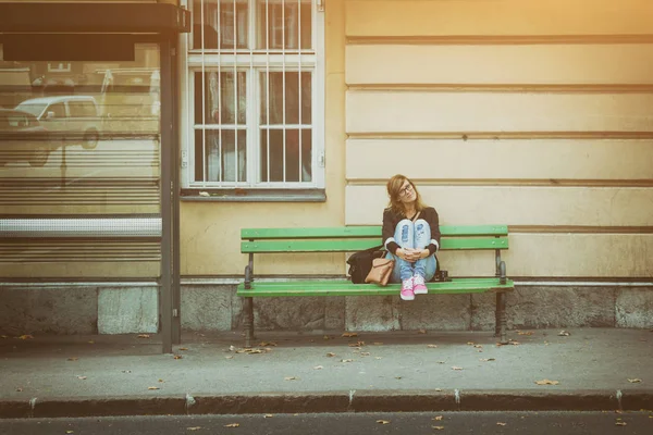 Bir otobüs bekleyen kız