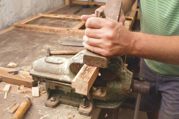 Marangoz atölyesinde çalışırken. 