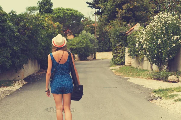 Femme Mignonne Posant Dans Rue Dans Une Chaude Journée Été — Photo