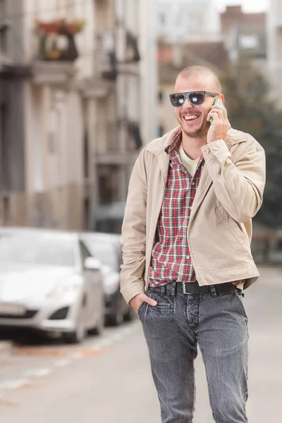 Hombre Sonriente Con Ropa Elegante Hablando Teléfono Inteligente Mientras Camina —  Fotos de Stock