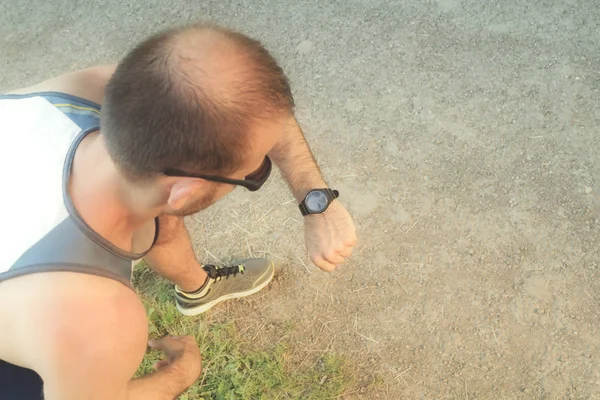 Miejskiego Jogger Patrząc Zegarek Treningu — Zdjęcie stockowe