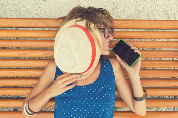 Giovane Donna Utilizzando Smartphone All Aperto — Foto Stock