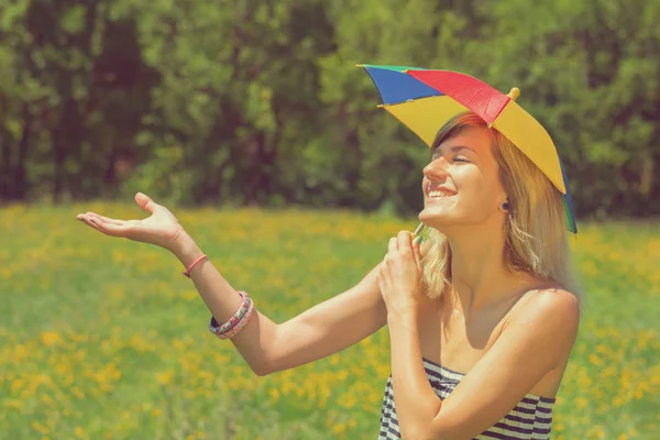 Boldog Asszony Színes Esernyő Napozás Rét — Stock Fotó