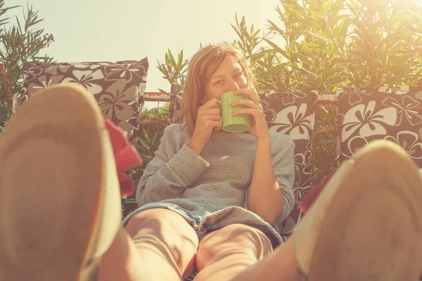 Kvinna Som Dricker Morgon Eller Kaffe — Stockfoto