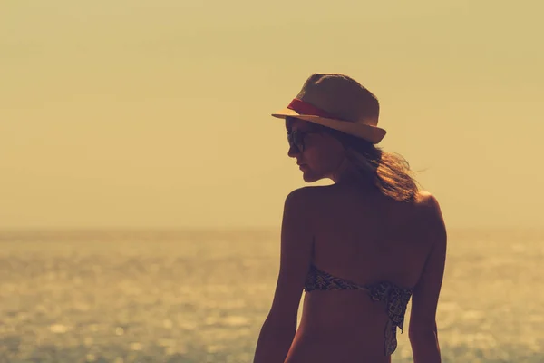 Молодая Женщина Наслаждается Прекрасным Закатом Пляже — стоковое фото