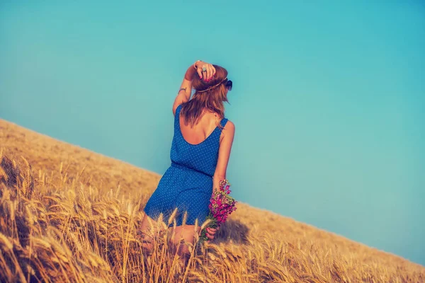 Vista Posteriore Della Donna Con Mazzo Fiori Selvatici Piedi Nel — Foto Stock