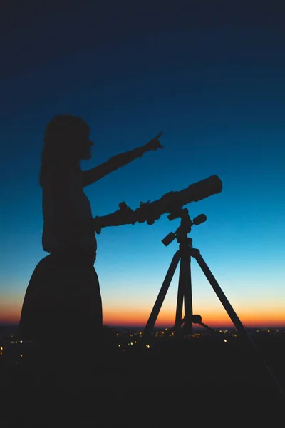 Κορίτσι Ένα Τηλεσκόπιο Στη Νύχτα — Φωτογραφία Αρχείου
