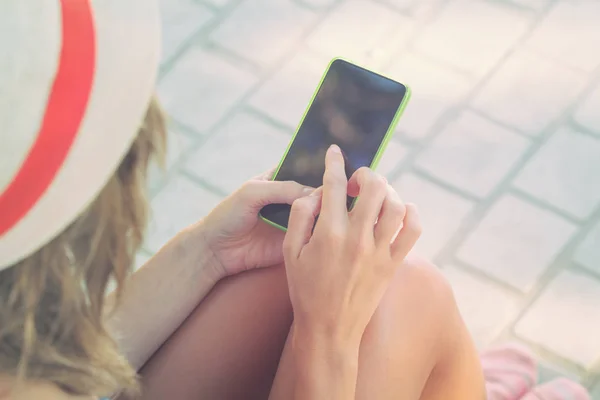 Close Van Vrouw Met Behulp Van Mobiele Smartphone — Stockfoto