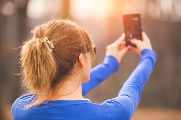 Vesz Selfie Smartphone Állva Park — Stock Fotó