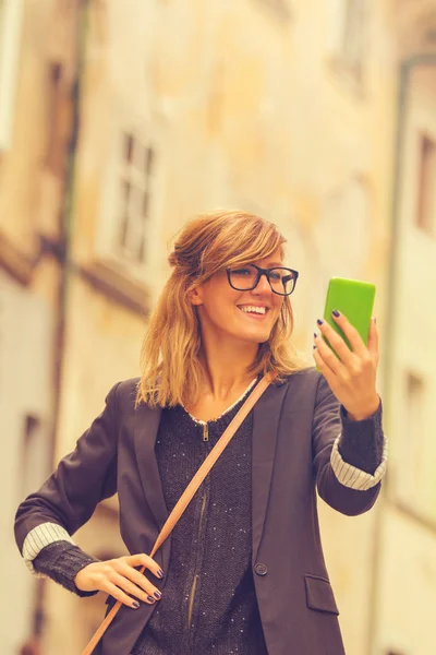 Mujer Joven Utilizando Teléfono Inteligente Aire Libre —  Fotos de Stock