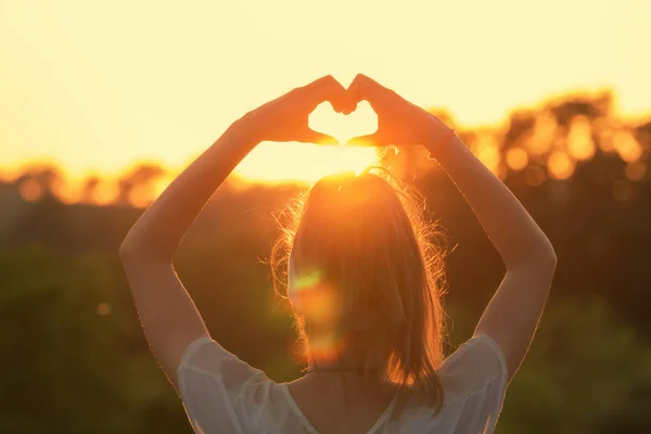 Arkadan Görünüşü Kadın Kalp Işareti Güneşli Bulanık Gökyüzü Arka Plan — Stok fotoğraf