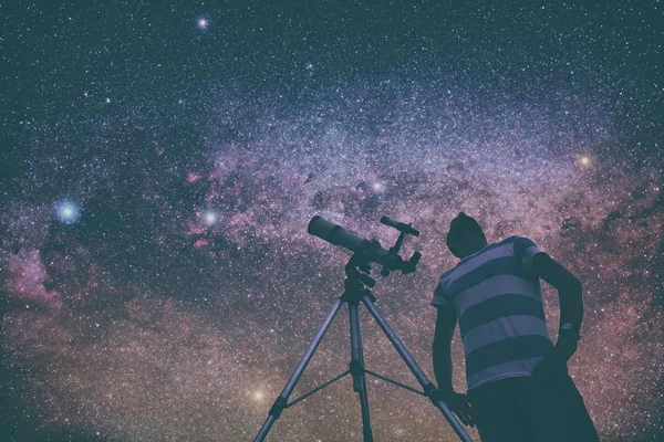Joven Usando Telescopio Por Noche —  Fotos de Stock